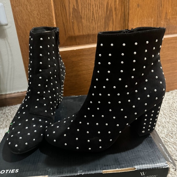 Black booties with round studs, size 8 Medium. Perfect condition. - Picture 3 of 9
